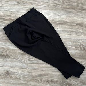Black women’s crop dress pants
